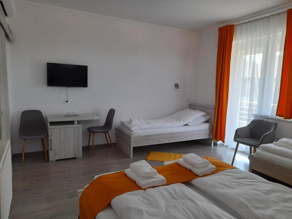 Orion Panzio Bed and Breakfast Hajdúszoboszló Buitenkant foto